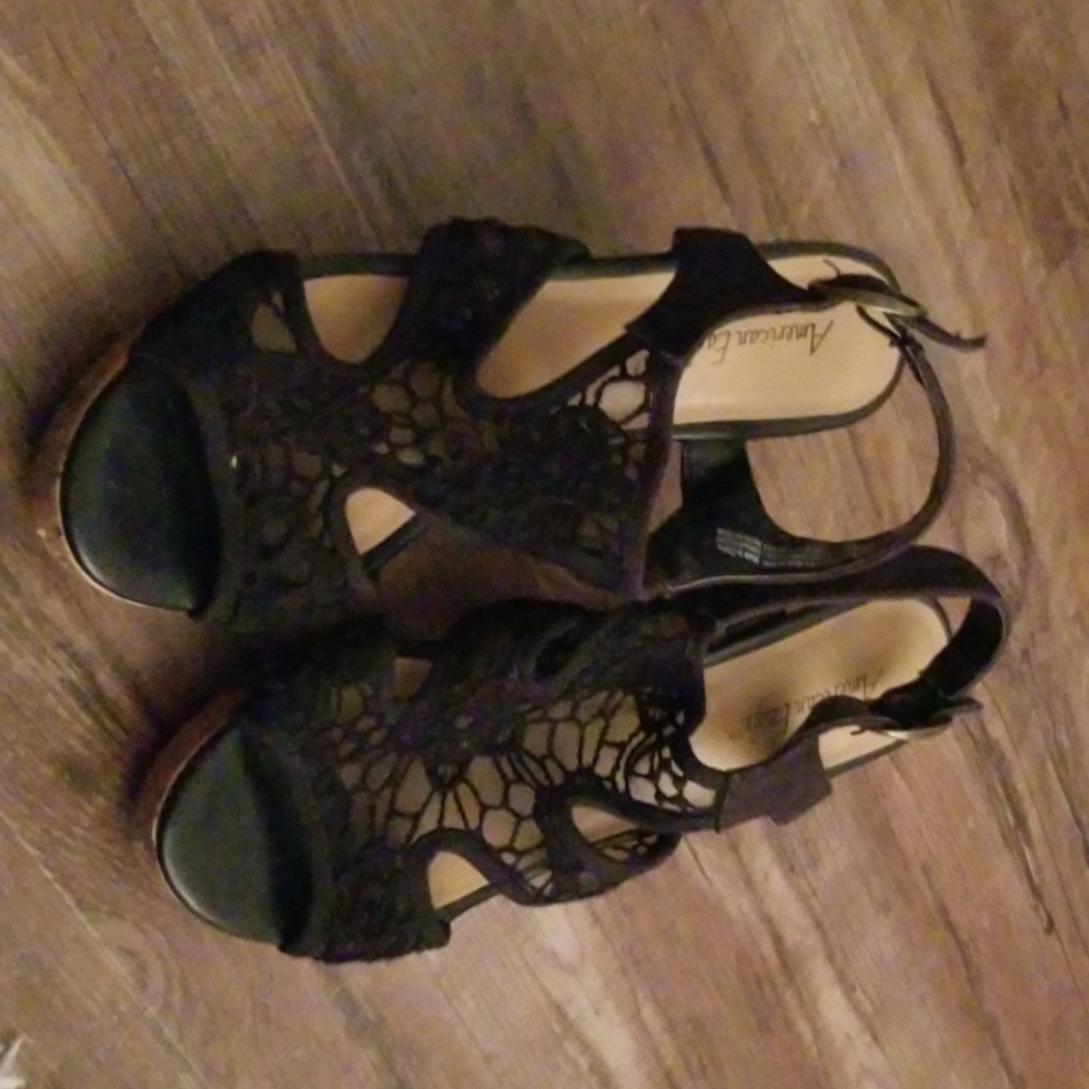Black wedges